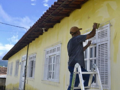 Foto 1 de 3 - SECRETARIA DE OBRAS REALIZA MANUTENÇÃO NA CASA LAR