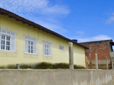 Foto 2 de 3 - SECRETARIA DE OBRAS REALIZA MANUTENÇÃO NA CASA LAR
