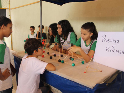 Foto 4 de 6 - E.M. Manoel Franco realiza Feira de Ciências