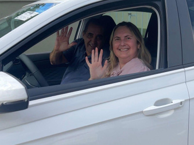 Foto 1 de 4 - Secretaria de Educação recebe novo veículo.