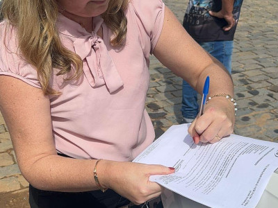 Foto 2 de 4 - Secretaria de Educação recebe novo veículo.