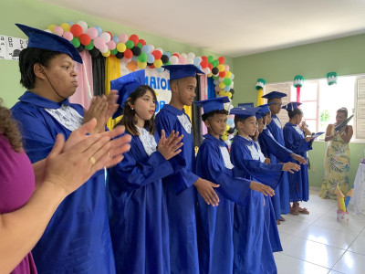 Foto 1 de 3 - Secretaria de Educação de Calçado realiza formatura na E.M. Anito Gomes Teixeira, no distrito do Divino Espírito Santo.