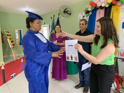 Foto 3 de 3 - Secretaria de Educação de Calçado realiza formatura na E.M. Anito Gomes Teixeira, no distrito do Divino Espírito Santo.