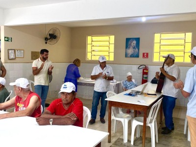 Foto 2 de 3 - Lar dos Idosos - Recanto Carlos José Nunes recebe cheque simbólico da Prefeitura de São José do Calçado