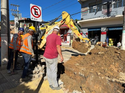 Foto 3 de 5 - Cesan inicia obras na rede de esgoto no centro de São José do Calçado