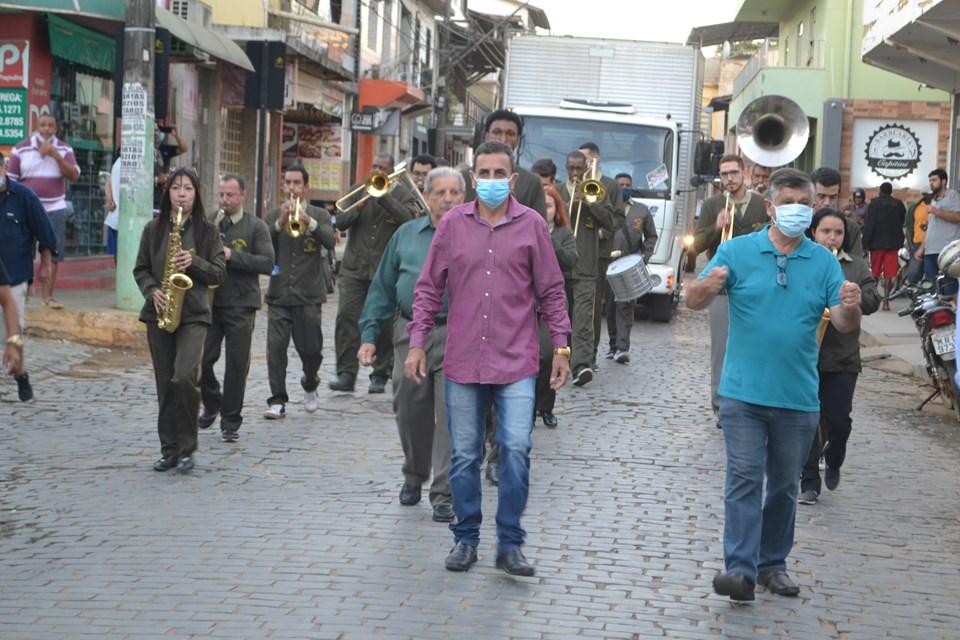 A CIDADE SORRISO RESPLANDECE AO SER DESPERTADA PELA BANDA LIRA OPERÁRIA BONJESUENSE