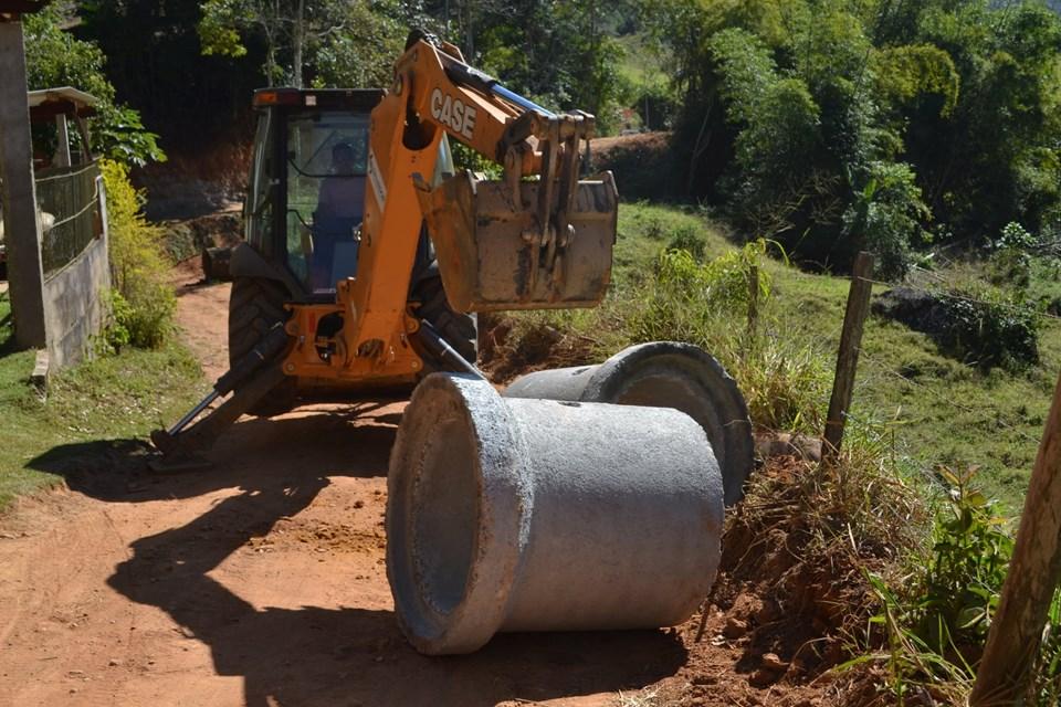 ÁGUA DIRECIONADA: “OPERAÇÃO BUEIRO” PRETENDE ACABAR COM OS PROBLEMAS QUE DIFICULTAM A UTILIZAÇÃO DAS ESTRADAS RURAIS