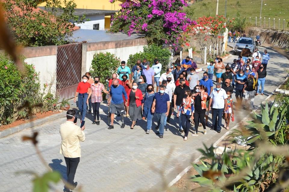 AS OBRAS NÃO PARAM: PREFEITURA INAUGURA RUA TOTALMENTE PAVIMENTADA NO DISTRITO DE PALMITAL