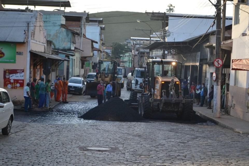 EM OUTRO PONTO DA CIDADE: TRECHOS DO CENTRO DE SÃO JOSÉ DO CALÇADO RECEBEM RECAPEAMENTO