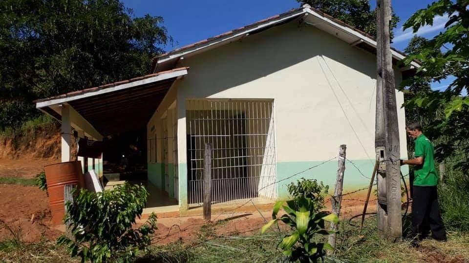 ESCOLA DA ÁREA RURAL DE SÃO JOSÉ DO CALÇADO RECEBE TRABALHO DE MANUTENÇÃO E LIMPEZA PARA RETORNO DAS AULAS