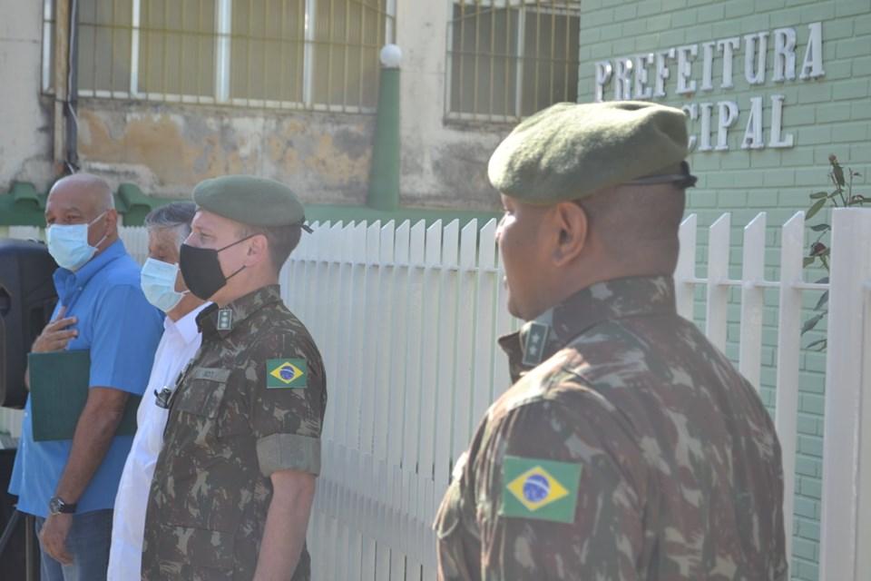 Prefeito e representantes do Exército discutem instalação do