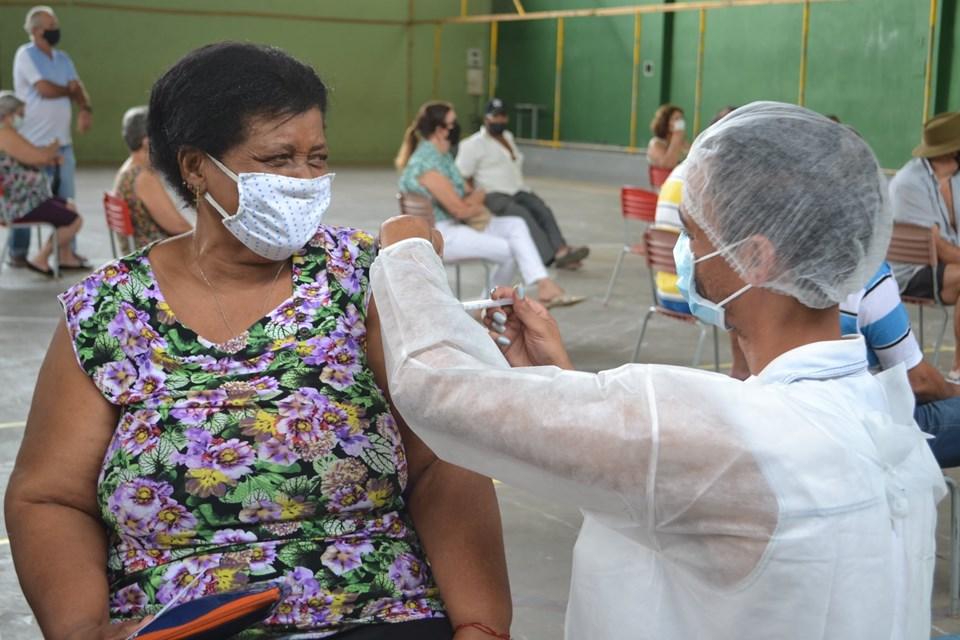 MAIS VACINAS: HOJE FOI A VEZ DOS IDOSOS DE 69 ANOS SEREM IMUNIZADOS