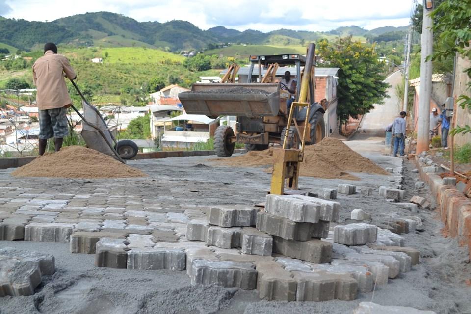 NOVAS RUAS: PREFEITURA SEGUE CONSTRUINDO CALÇAMENTOS NO BAIRRO SÃO DOMINGOS