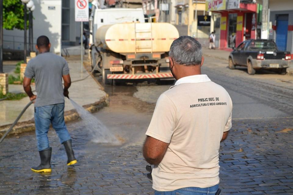 OBRAS EM AÇÃO: PREFEITURA REALIZA LIMPEZA DAS RUAS NO CENTRO DE CALÇADO