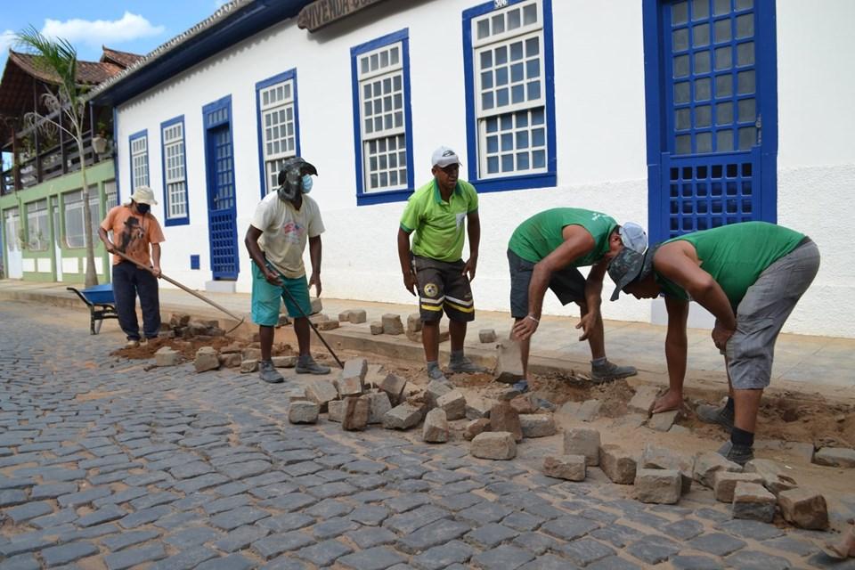 OPERAÇÃO TAPA BURACO: RUAS CONTINUAM SENDO RECONSTRUÍDAS EM SÃO JOSÉ DO CALÇADO