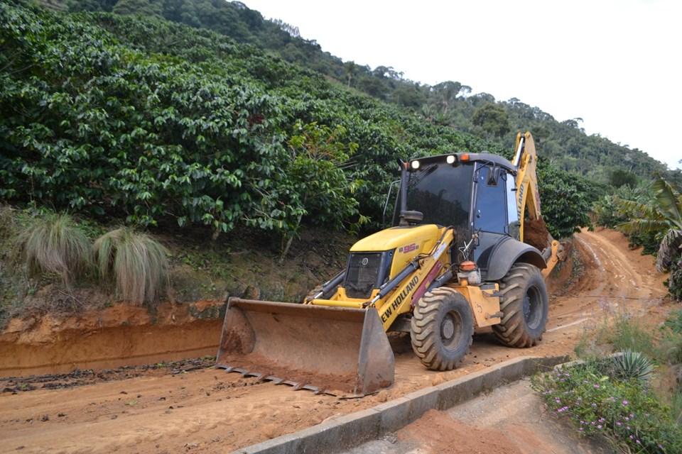 PELA PRIMEIRA VEZ: PREFEITURA INTENSIFICA MANUTENÇÃO DE ESTRADAS RURAIS PARA O INÍCIO DA COLHEITA DO CAFÉ