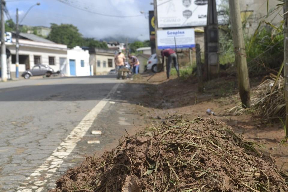 PREFEITURA EM AÇÃO: ENTRADA DE SÃO JOSÉ DO CALÇADO E RUA DO CONTORNO PASSAM POR MUTIRÃO DE LIMPEZA.