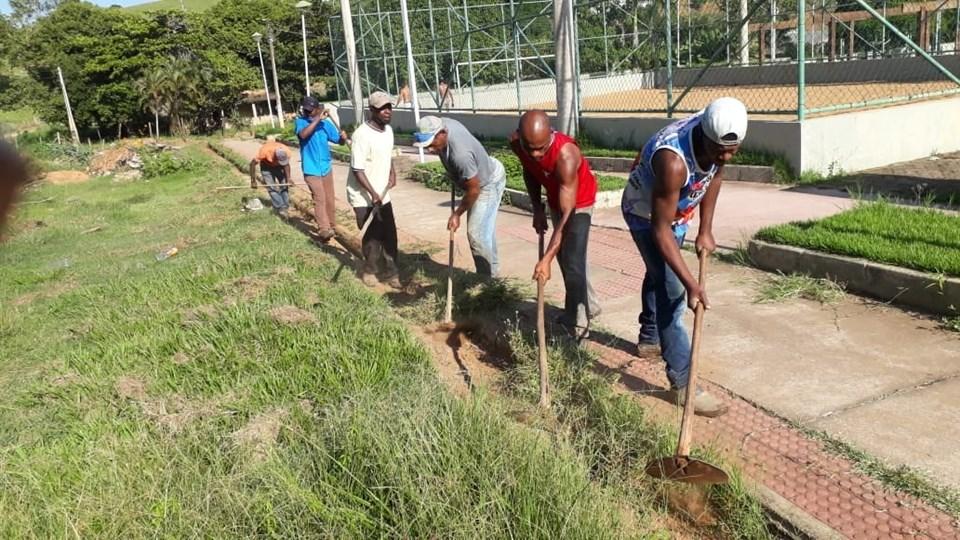 PREFEITURA REALIZA LIMPEZA DA PRAÇA SAUDÁVEL EM SÃO JOSÉ DO CALÇADO