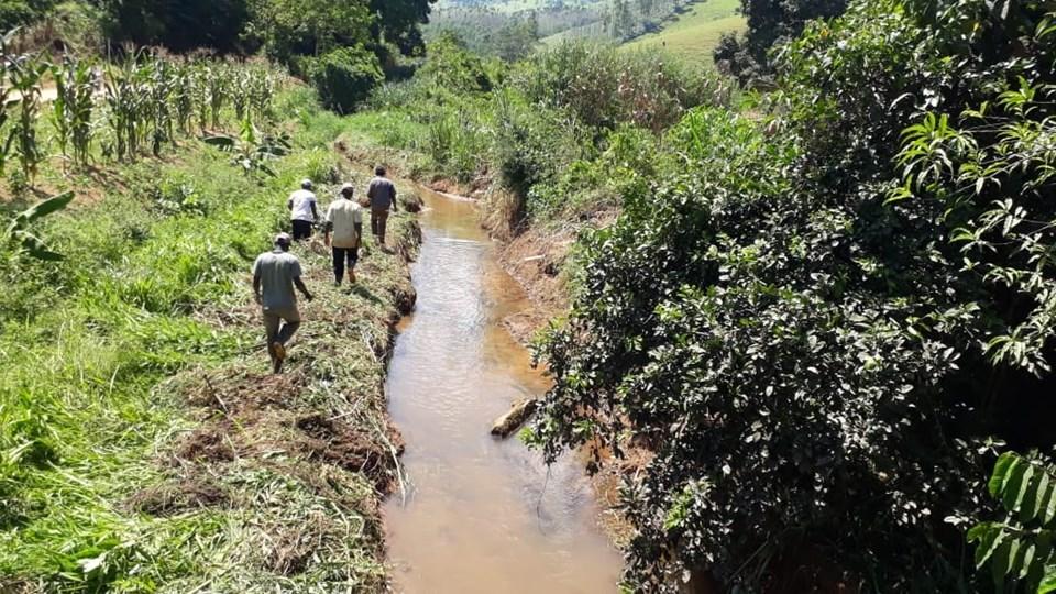 PREFEITURA REALIZA LIMPEZA DE CÓRREGO NO DISTRITO DO JACÁ