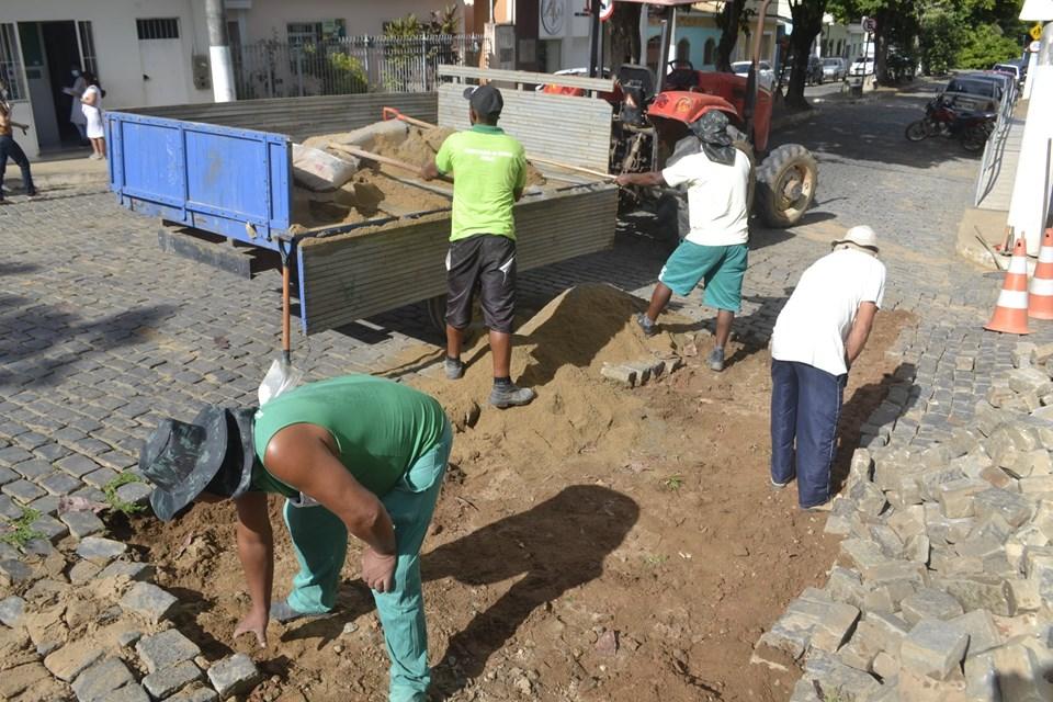 PREFEITURA REALIZA OPERAÇÃO “TAPA BURACO” NA AVENIDA RUI BARBOSA.