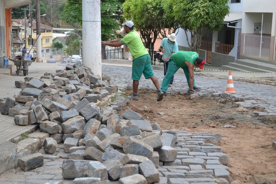 PREFEITURA REALIZA OPERAÇÃO “TAPA BURACO” NA RUA MANOEL FERREIRA MARQUES