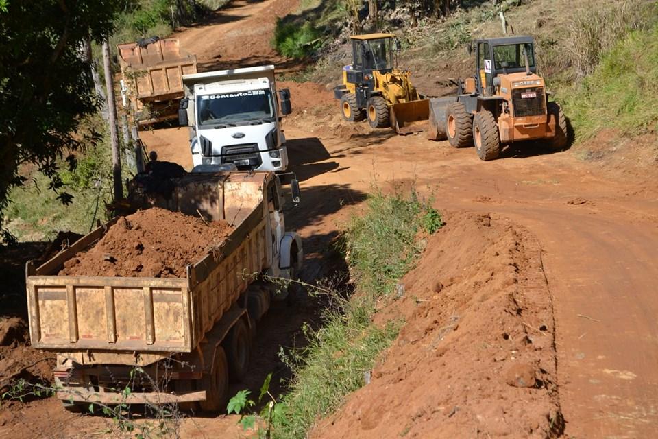 SEM TEMPO A PERDER: VÁRIAS MÁQUINAS TRABALHAM NA RECUPERAÇÃO DAS ESTRADAS DO JASPE