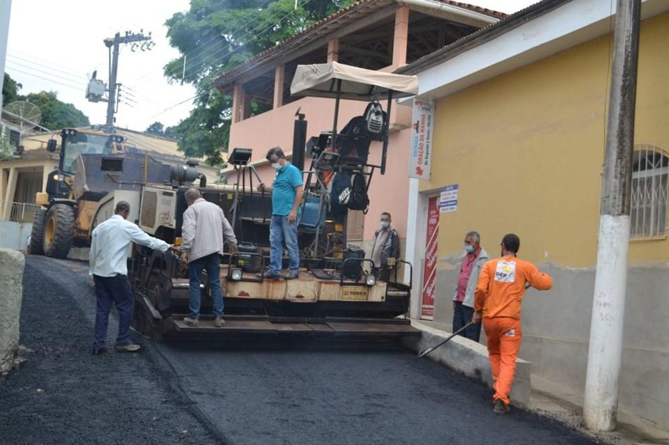 TERMINA HOJE: PREFEITURA ESTÁ ASFALTANDO TRECHOS DAS RUAS ROMÃO BATISTA E MANOEL FERREIRA MARQUES