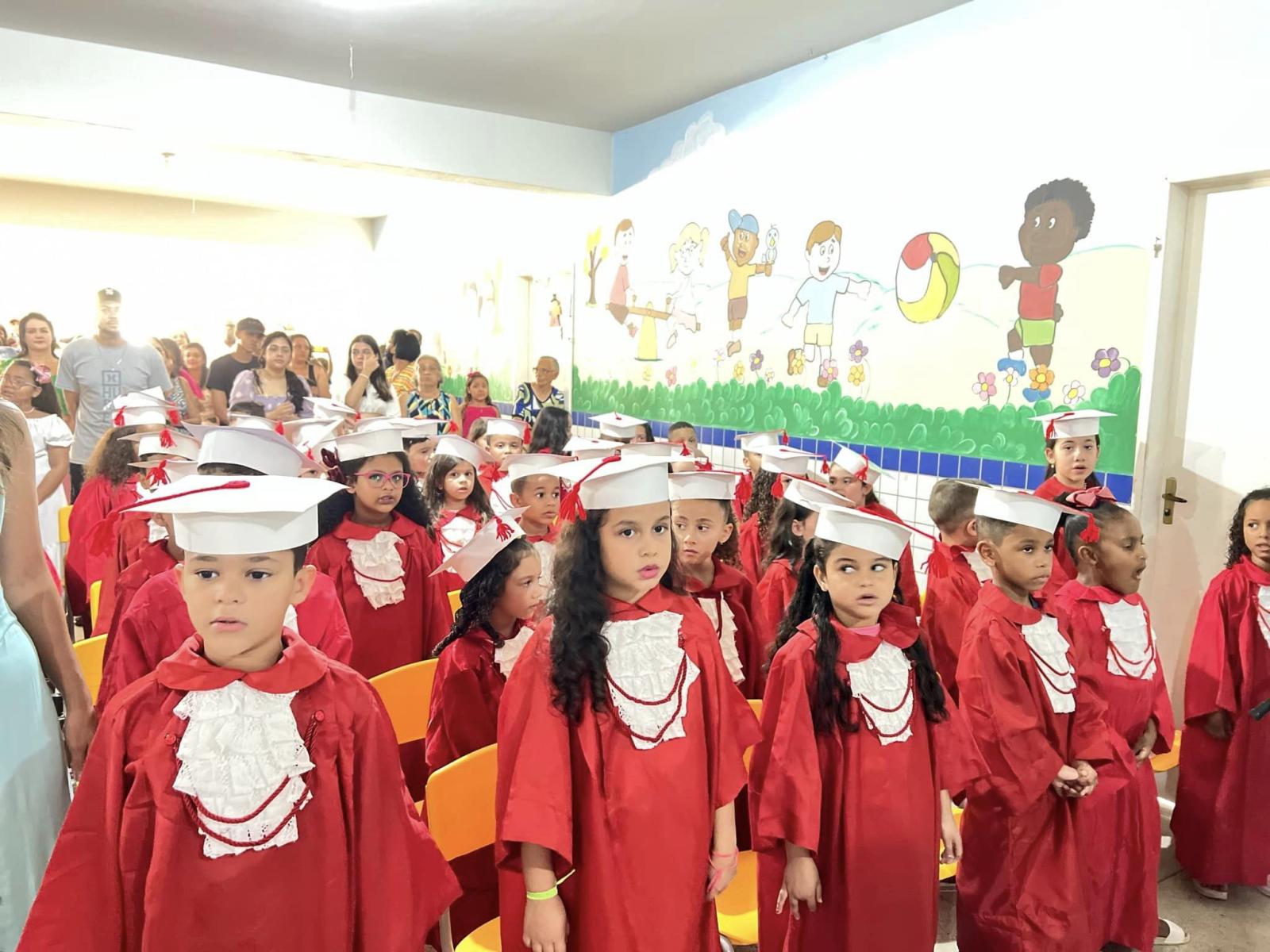 Educação de Calçado realiza formatura dos alunos do 2º período do CMEI Marieta Castro