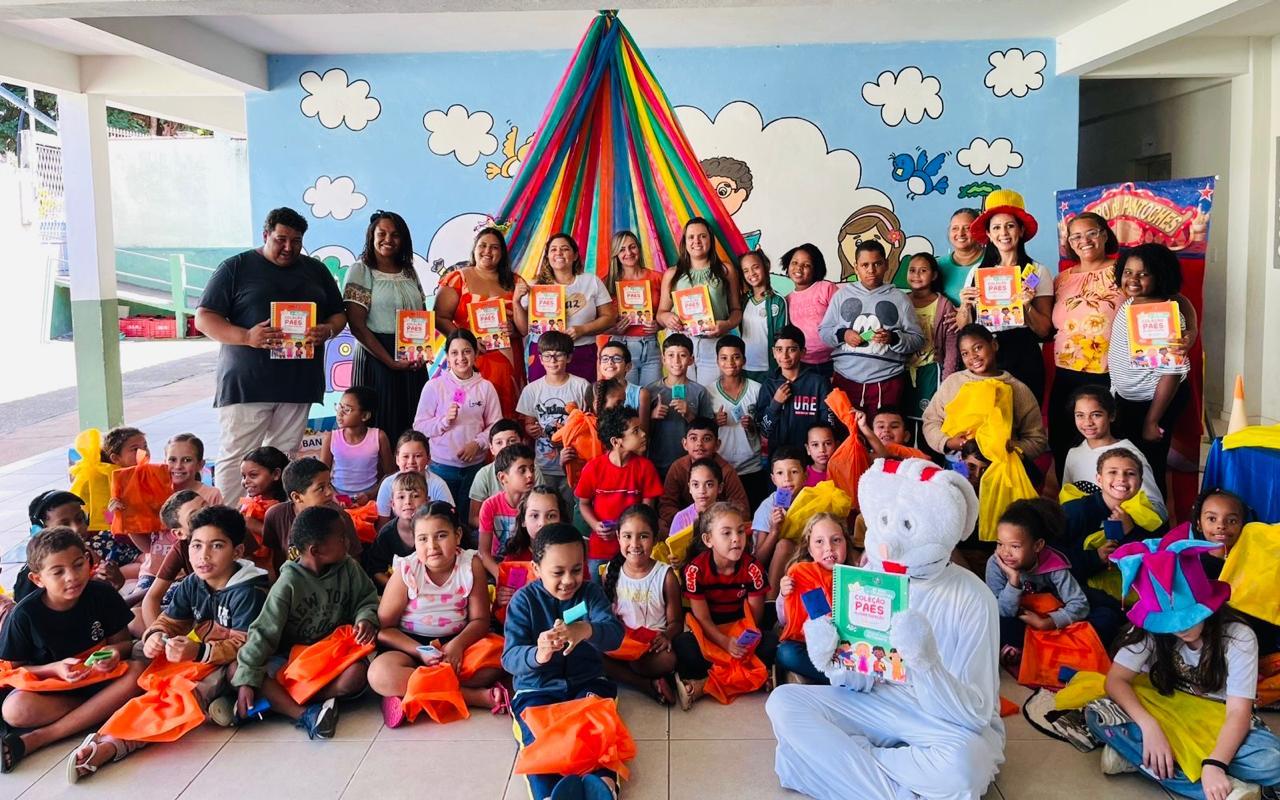 Prefeitura de São José do Calçado realiza entrega da nova coleção de livros do PAES nas escolas da rede municipal.