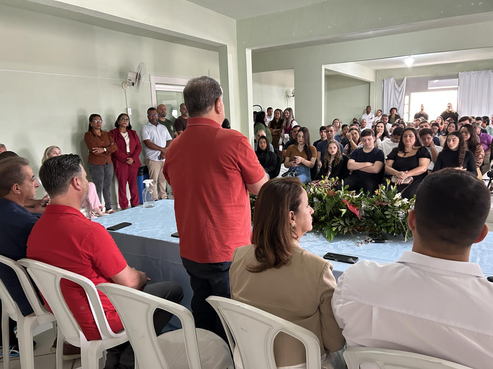 Novos Servidores Tomam Posse em Concurso Público de São José do Calçado em Solenidade na Secretaria de Educação