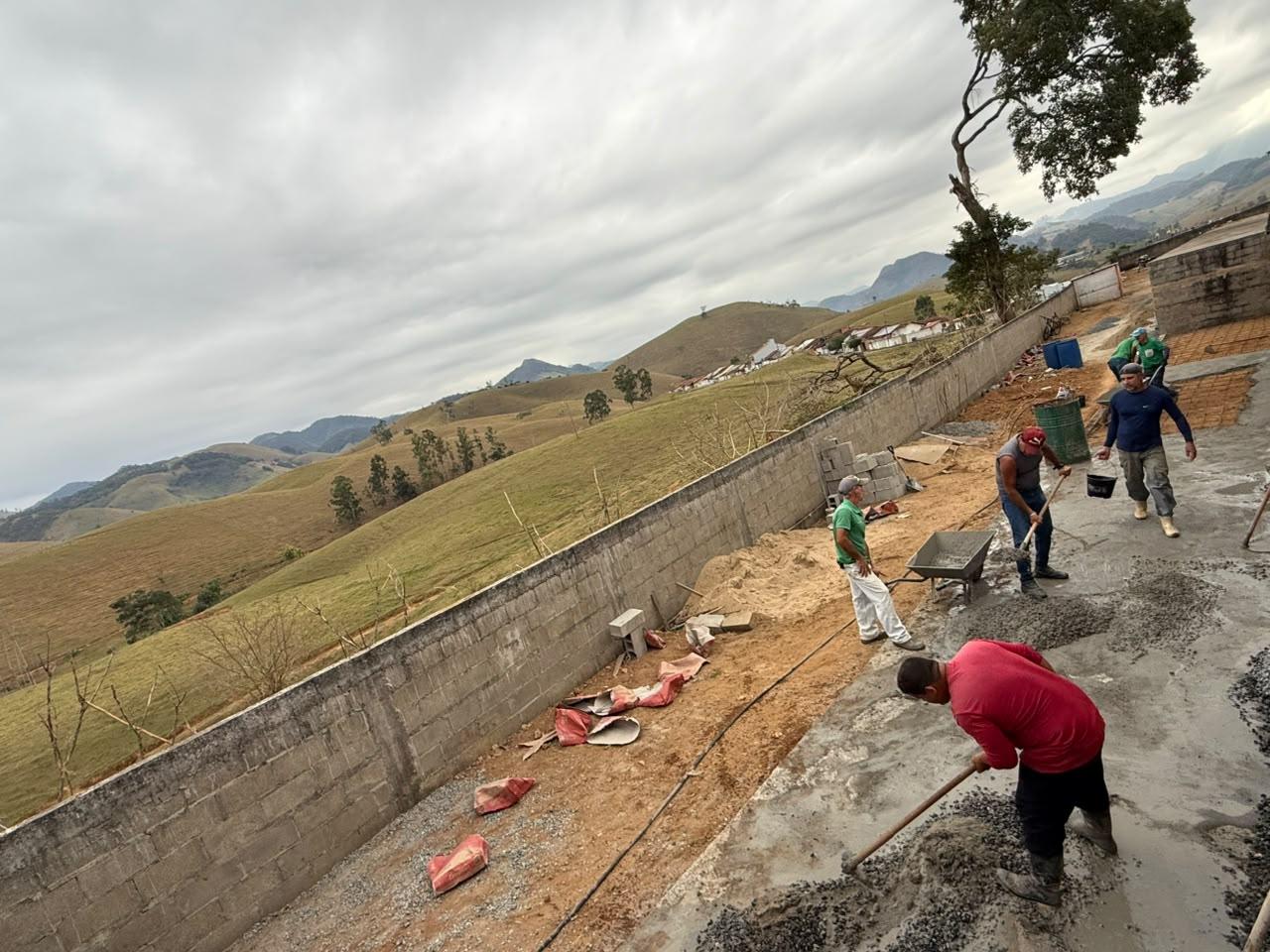 Prefeitura de São José do Calçado amplia estrutura do Cemitério Municipal com construção de novas gavetas